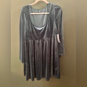 Green Velvet Long Sleeve Dress